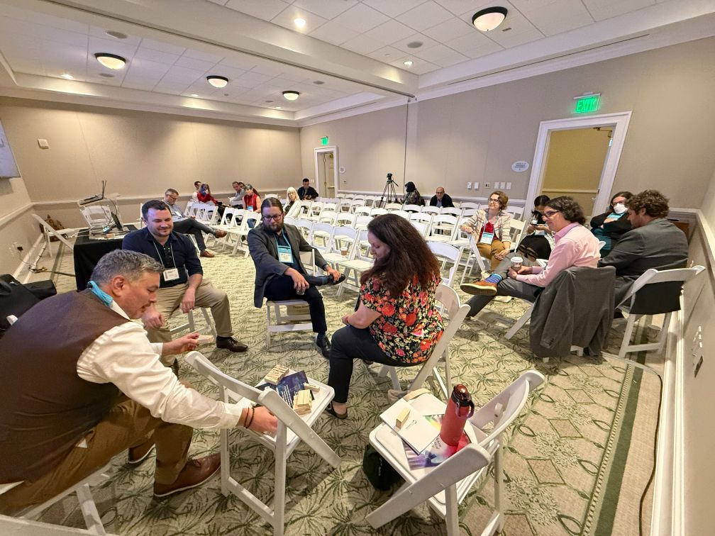 US4 Group of people sitting at networking event